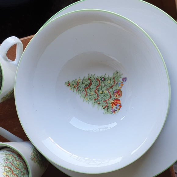 Christmas dinner set *Must Be Purchased Seperately* - Picture 2 of 9